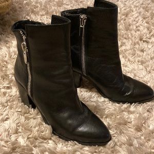 Kenneth Cole black leather ankle boot, Size 7